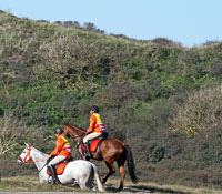 Ruiters in de duinen