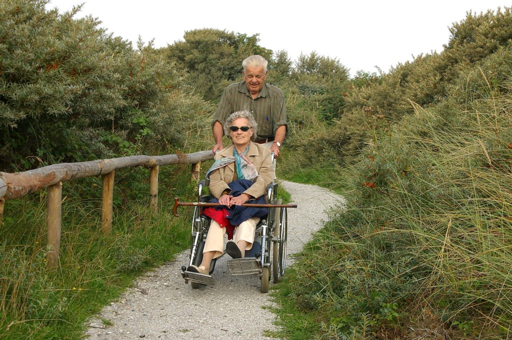Wandelen tussen de duindoorns door Sytske Dijksen