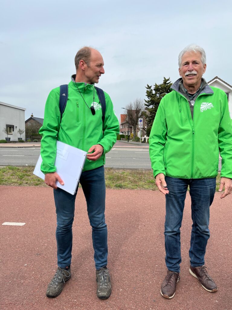 de gidsen Thijs Eijking en Hans Turlings bij de Zeestraat in Beverwijk